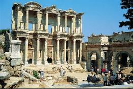 La Biblioteca de Celso en la bellas ruinas de Éfeso, uno de los más increibles lugares de Turquía